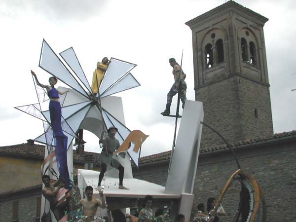 Foto 4 i carri allegori a Casola