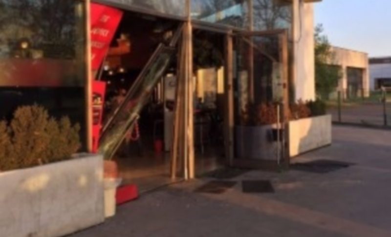 Sfondano vetrata con l'auto. Furto al distributore di Pontassieve