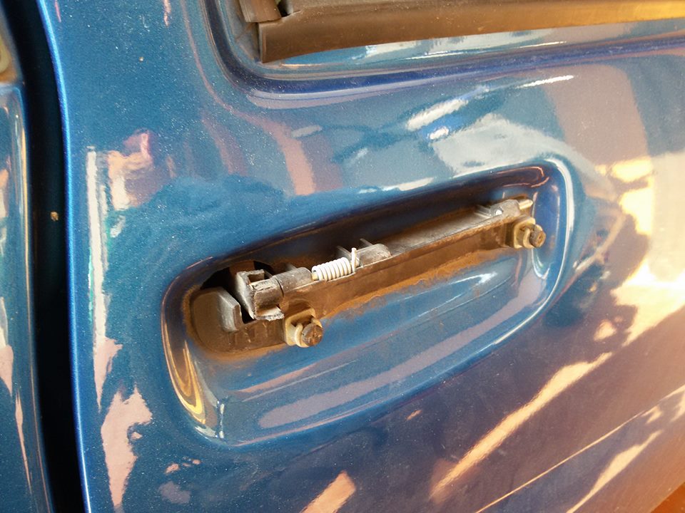 Auto danneggiata. Vandali in azione a Contea?