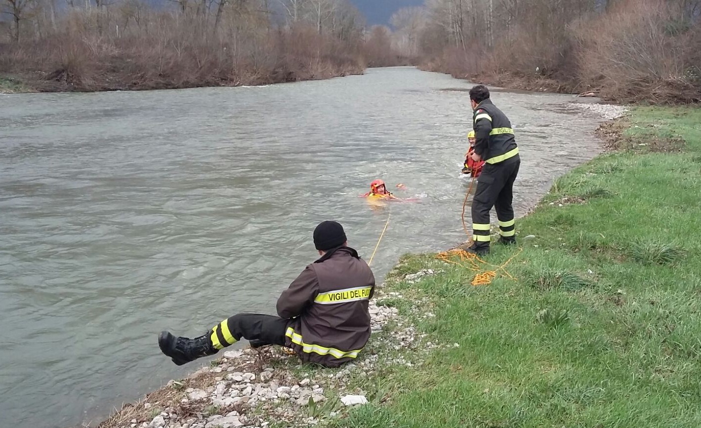 Minaccia di buttarsi con la bambina : Era stato denunciato per maltrattamenti