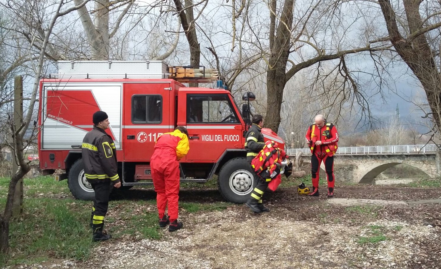 Minaccia di buttarsi nel fiume con la bimba. Intervento ad alta tensione a Borgo