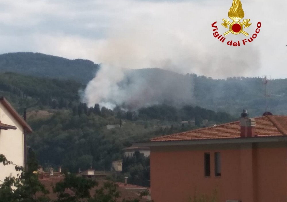 Incendio di sterpaglie a Rufina, a fuoco una baracca