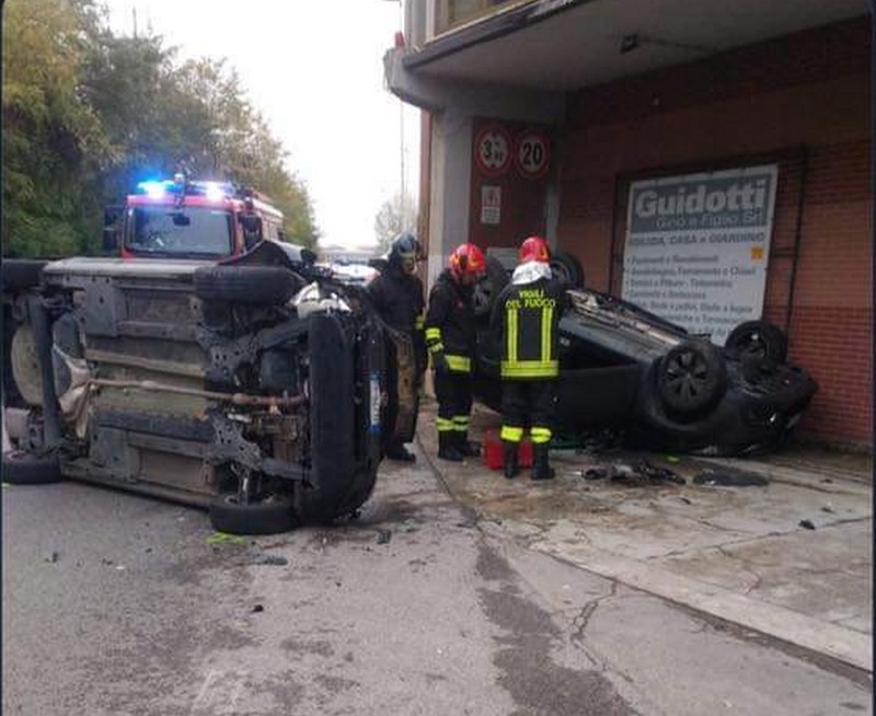 Incidente stradale al Colombaiotto: Due auto capovolte, sul posto 118 e Vigili del Fuoco.