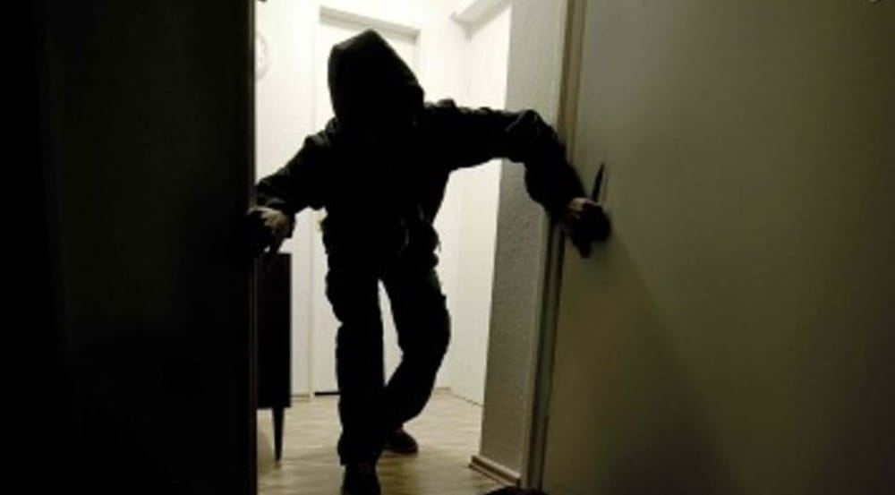 Sieci. Maxi furto al Trony in 7 minuti : Asportati numerosi cellulari, ladri in fuga.