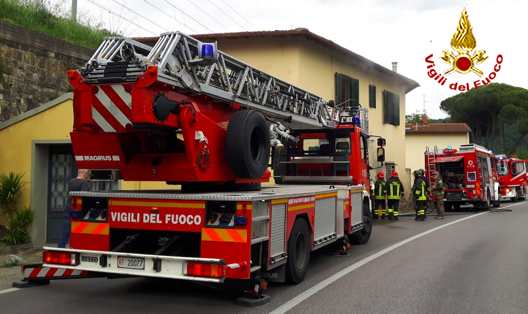 Incendio ad abitazione in Via Aretina: Coinvolta una signora anziana. LE FOTO DEI VF