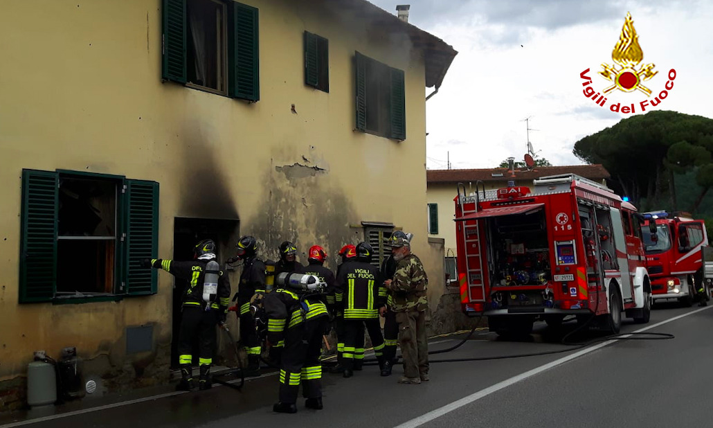 Incendio ad abitazione in Via Aretina: Coinvolta una signora anziana. LE FOTO DEI VF