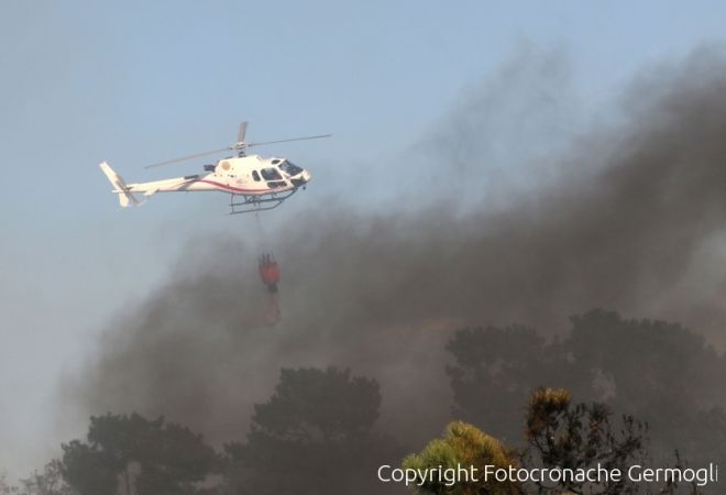 Incendio a Pelago: Sul posto Vigili del fuoco, elicotteri e volontari.