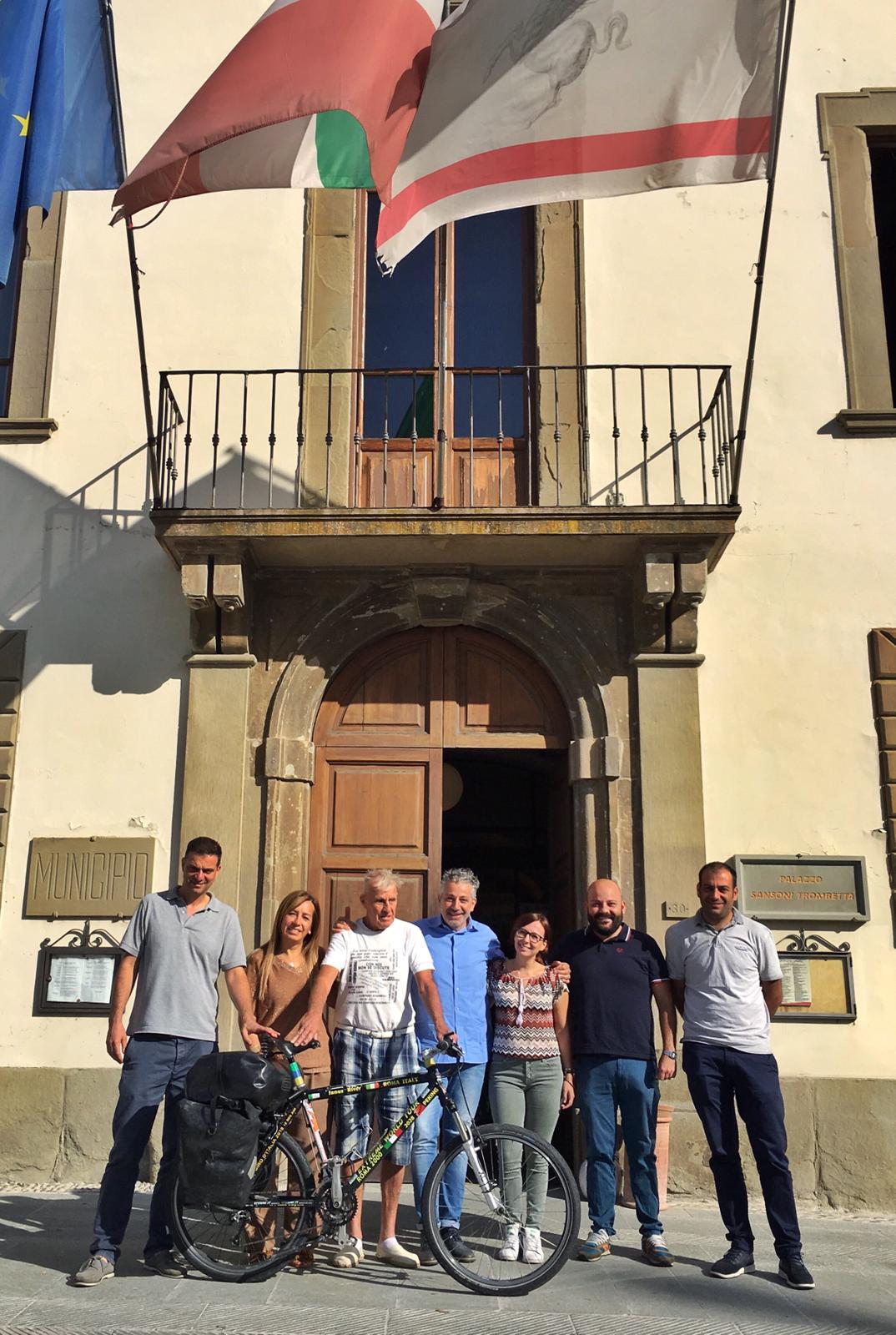 Il ciclista giramondo River fa tappa in Valdisieve: Concluso il viaggio in Italia, adesso Sud America.