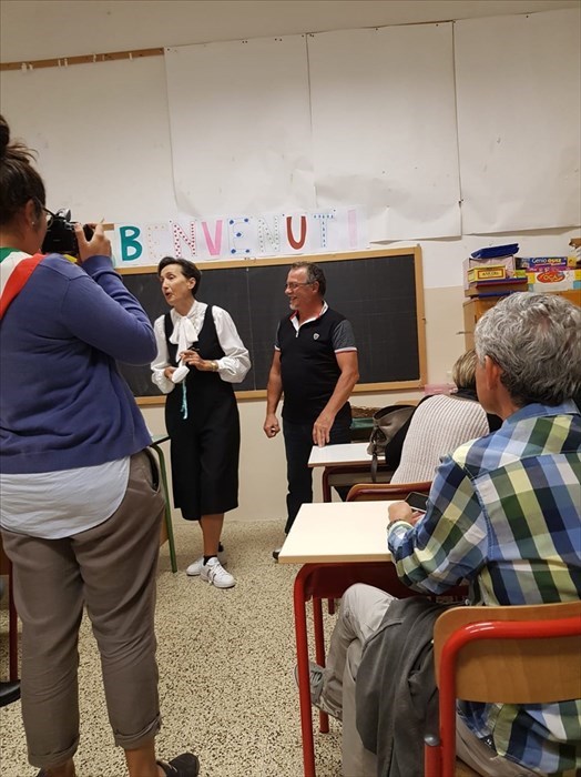 L'accoglienza degli alunni di San Francesco in classe da parte del vicesindaco Rimini