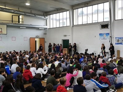 Studenti Pontassieve - consegna borracce Sindaco Marini