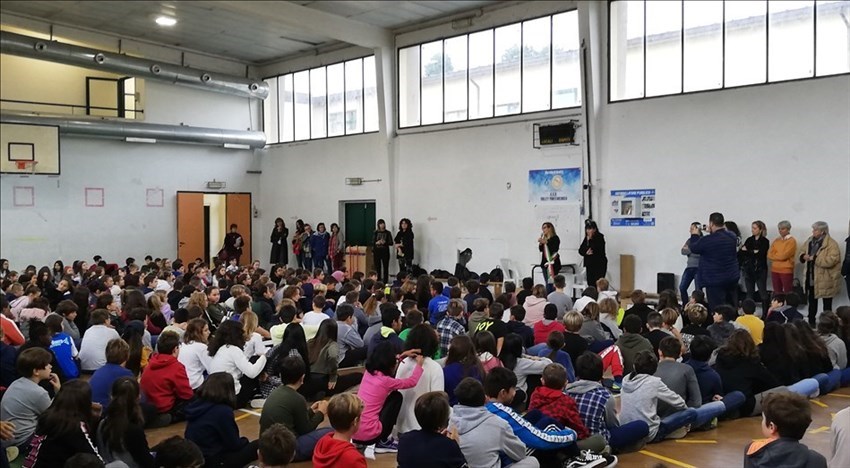 Studenti Comune di Pontassieve - consegna borracce
