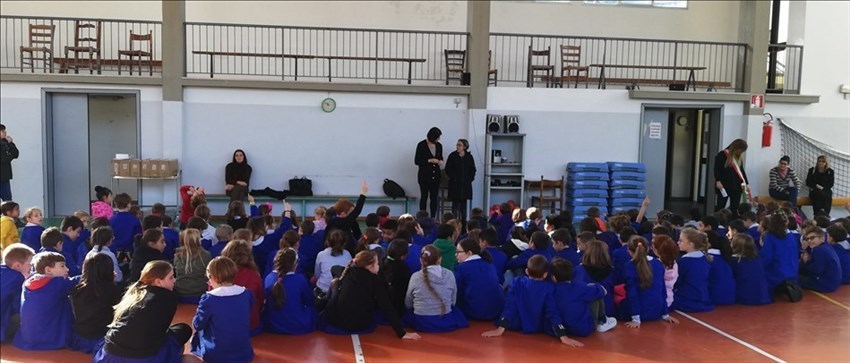 Studenti Comune di Pontassieve - consegna borracce