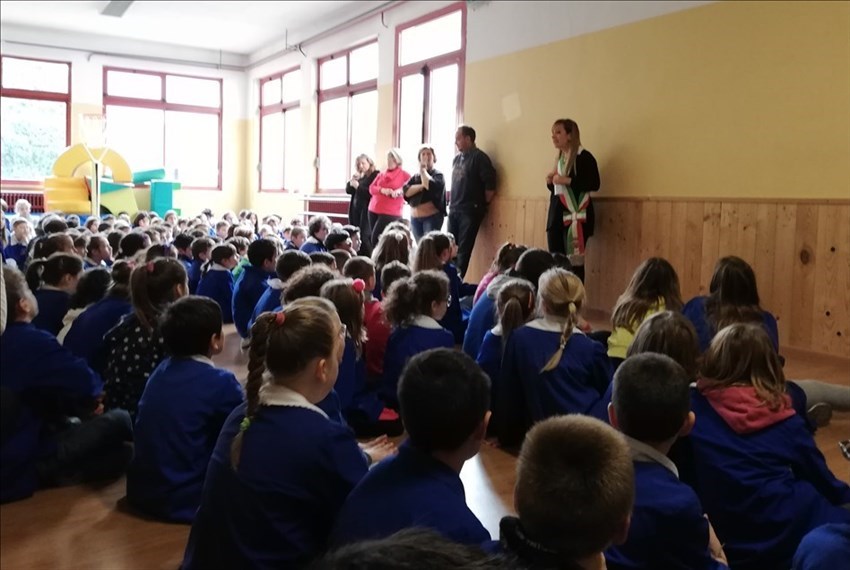 Studenti Comune di Pontassieve - consegna borracce