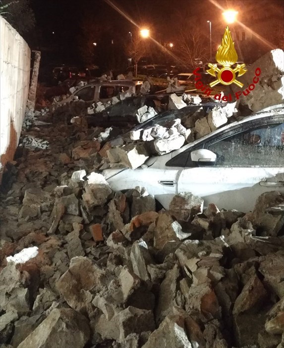 Crollo del muro nel parcheggio di Pontassieve