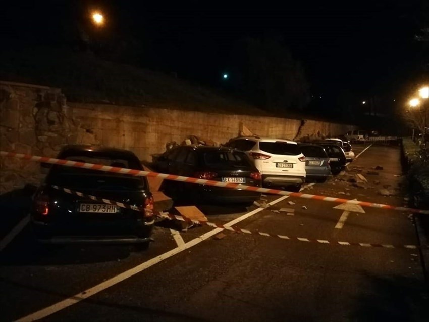 Muro crolla su auto in sosta - Pontassieve