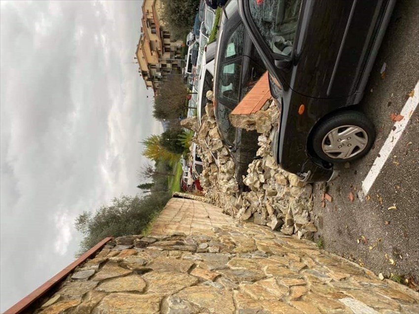 Muro crollato nel parcheggio a Pontassieve