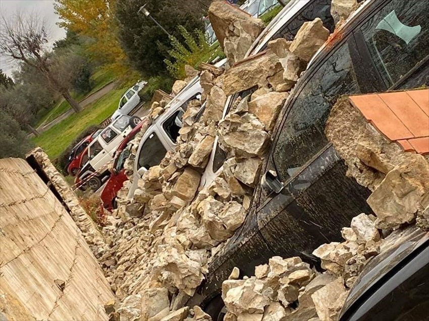 Muro crollato nel parcheggio a Pontassieve