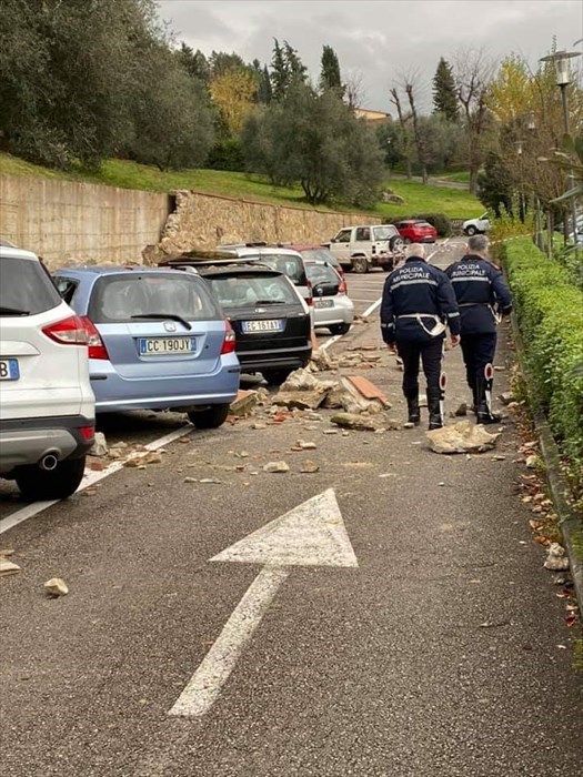 Muro crollato nel parcheggio a Pontassieve