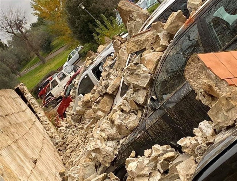 Muro crollato nel parcheggio a Pontassieve