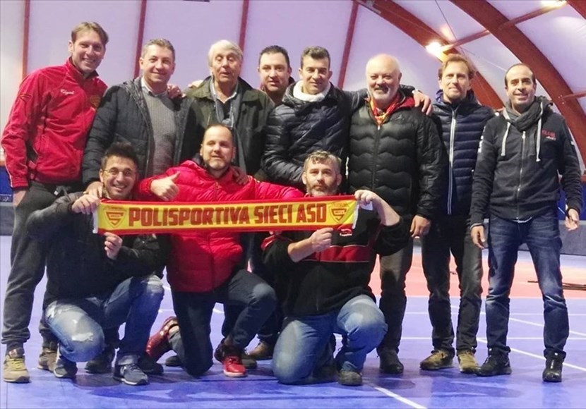Daniele Pistoia insieme ai suoi compagni della Polisportiva Sieci