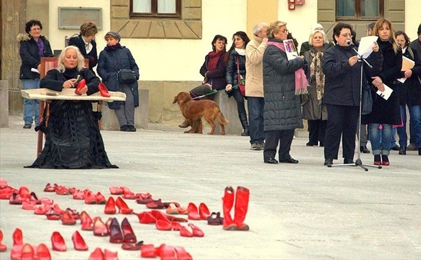 Alessandra Borsetti Venier durante l'installazione a Pontassieve per dire no alla violenza contro le donne in occasione dell'8 marzo 2014, festa delle donne