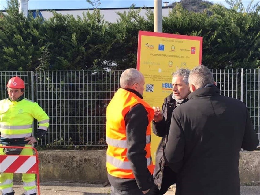 Lavori per fibra a Rufina - Vito Maida con gli operai del cantiere