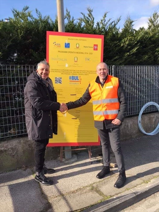 Lavori per fibra a Rufina - Vito Maida con gli operai del cantiere