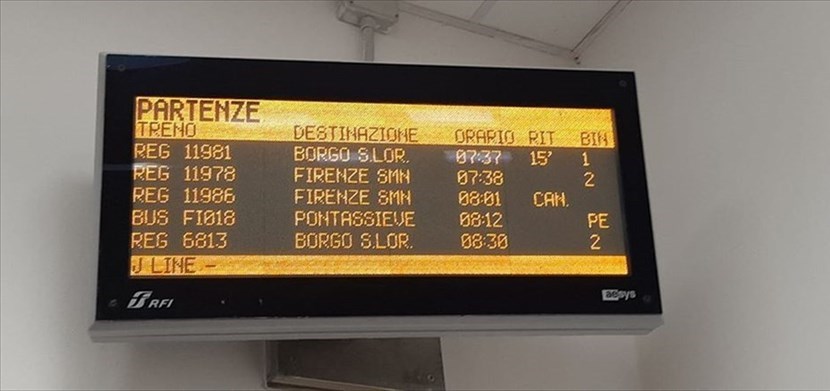 Il treno cancellato. Tabellone alla stazione di Vicchio