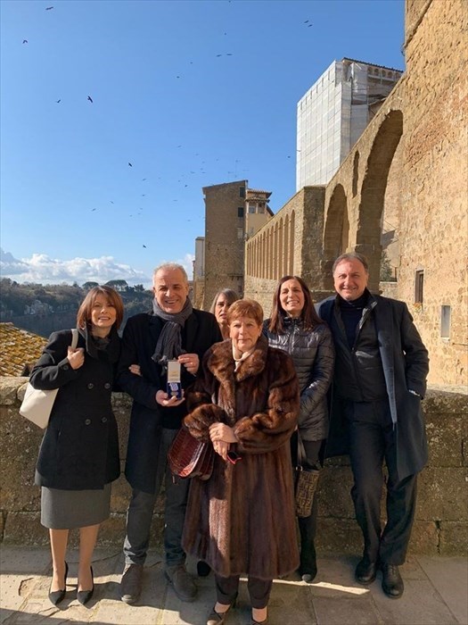 La famiglia di Italo Renzoni assieme alla Medaglia d'oro alla Memoria ricevuta a Grosseto
