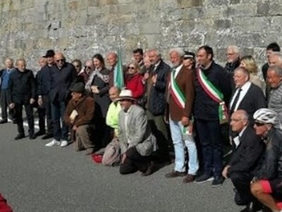 La cerimonia del 19 ottobre 2019 sotto la lapide restaurata sul passo del Muraglione