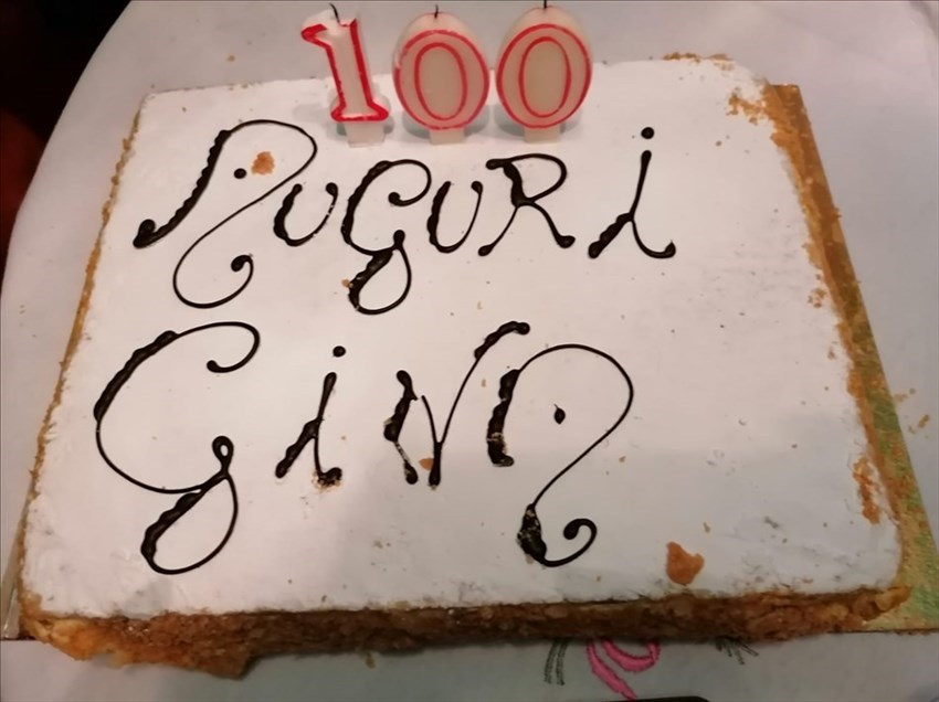 Gina con le sue candeline ""centenarie"",""Ok!Valdisieve