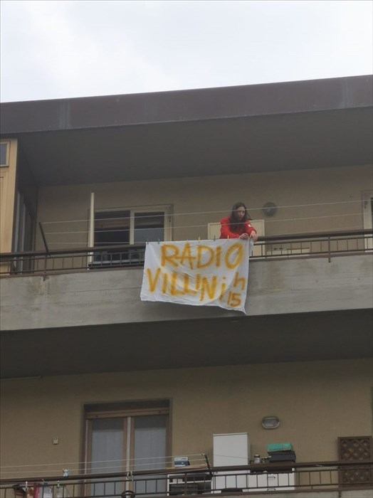 Francesca Greci mentre allestisce ""Radio Villini"",""Francesca Greci