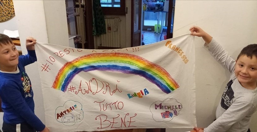 L'arcobaleno di Antonio e Michele ed i genitori Cinzia e Francesco per l'iniziativa #ANDRATUTTOBENE