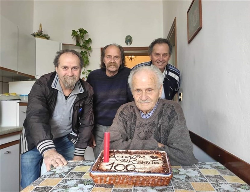 Il centenario Renato Aimavilli assieme ai figli Giovanni, Sergio e Roberto