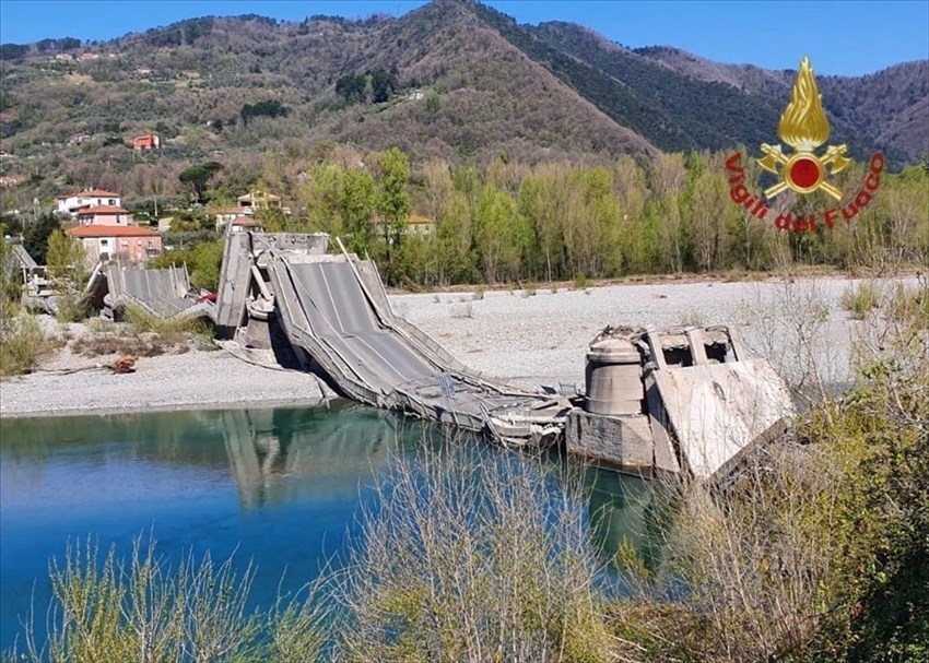 Crolla ponte in Toscana: vigili del fuoco a lavoro