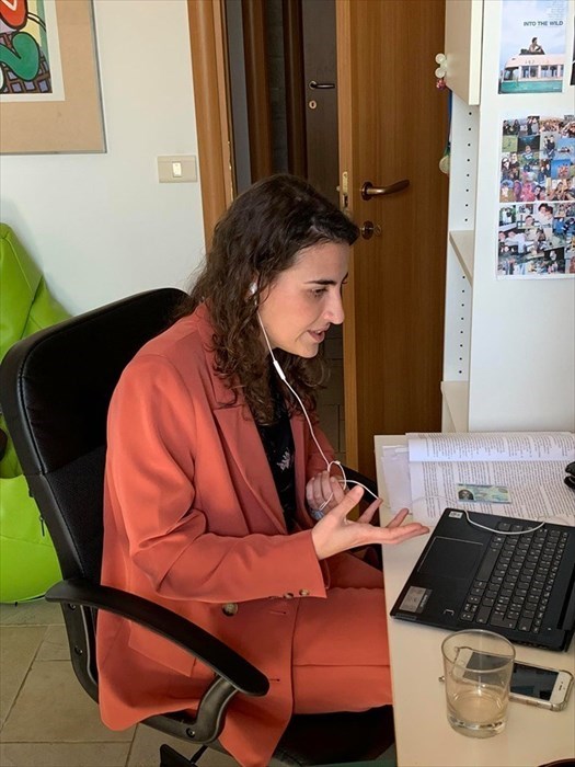Eleonora durante la discussione via webcam