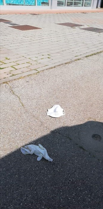 Guanti e mascherine per terra nel Comune di Pontassieve