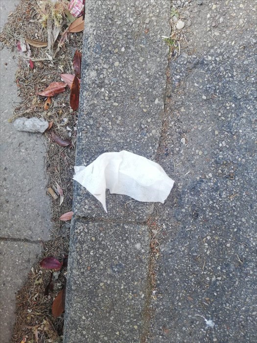 Guanti e mascherine per terra nel Comune di Pontassieve