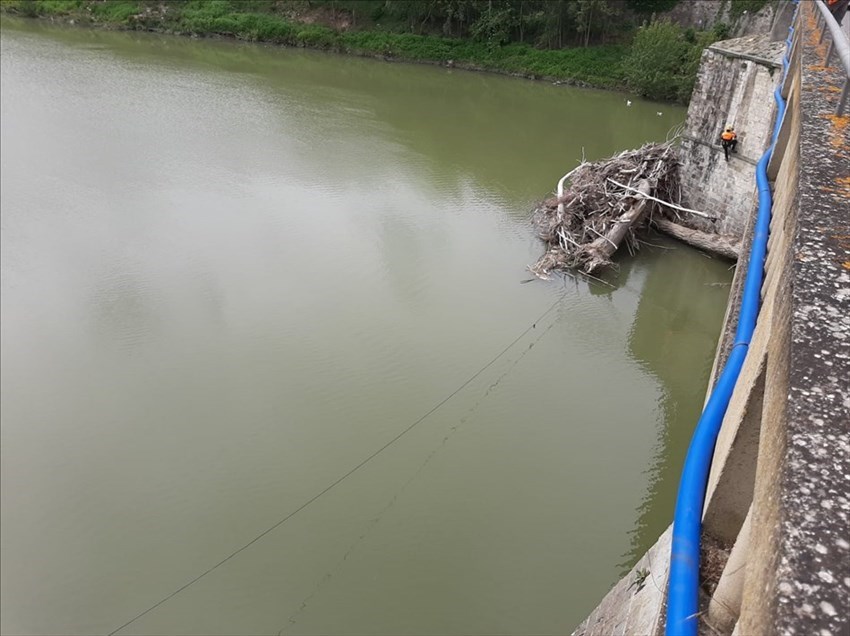 Intervento ""acrobatico"" del consorzio sul Ponte di Rignano