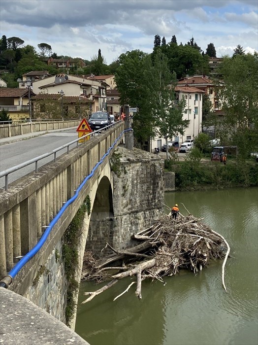 Intervento ""acrobatico"" del consorzio sul Ponte di Rignano