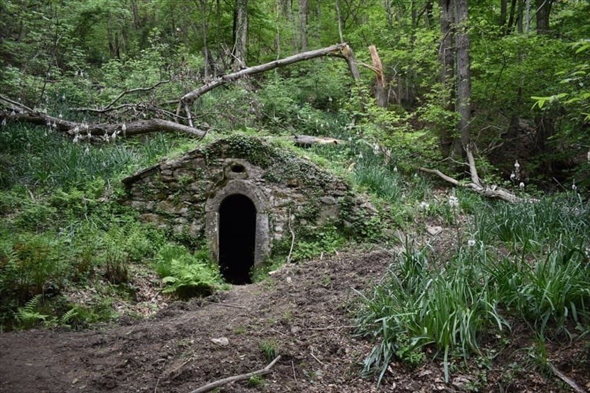 la burraia di Fonterinalda sul Sentiero delle Burraie