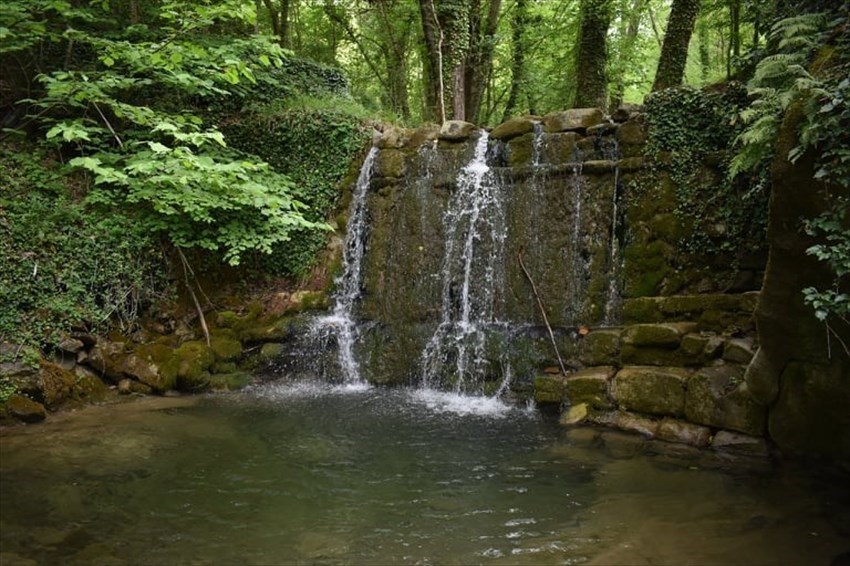 La cascata a Violana sul Sentiero delle Burraie