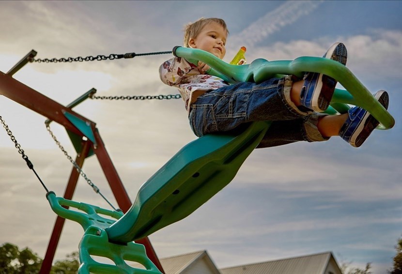 Area giochi , bambino - altalena