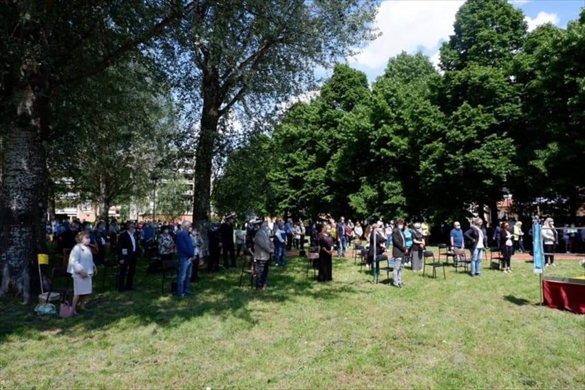 Prima messa domenicale post Covid-19 all'aperto a Rufina con vescovo Meini