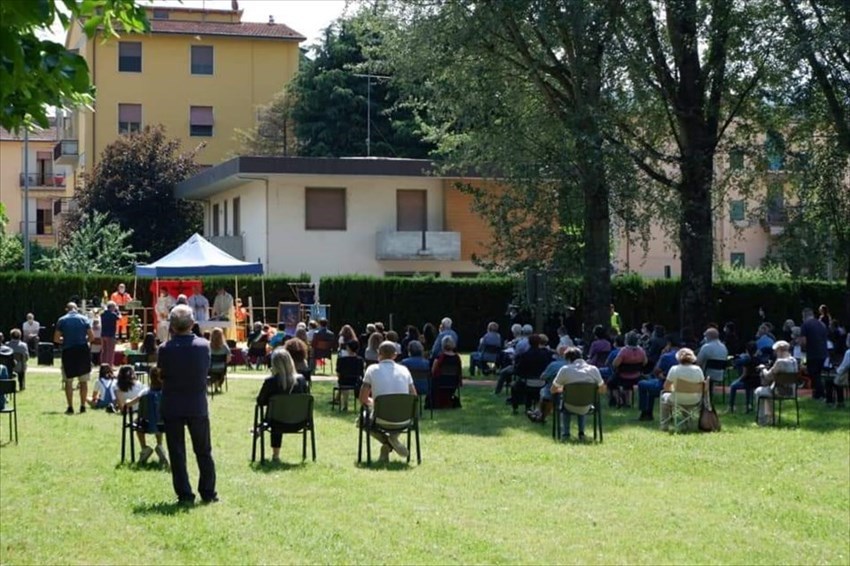 Prima messa domenicale post Covid-19 all'aperto a Rufina con vescovo Meini