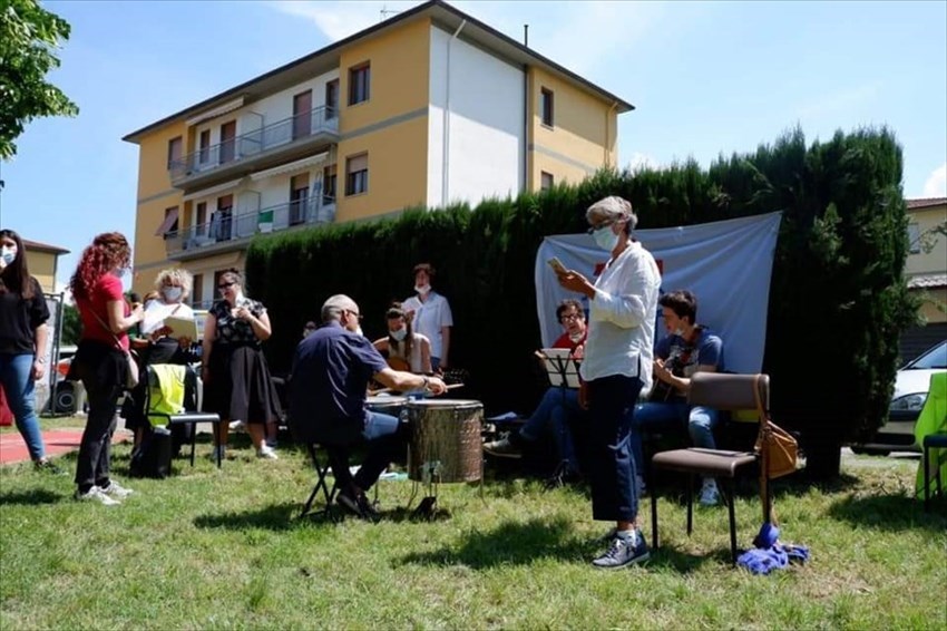 Prima messa domenicale post Covid-19 all'aperto a Rufina con vescovo Meini