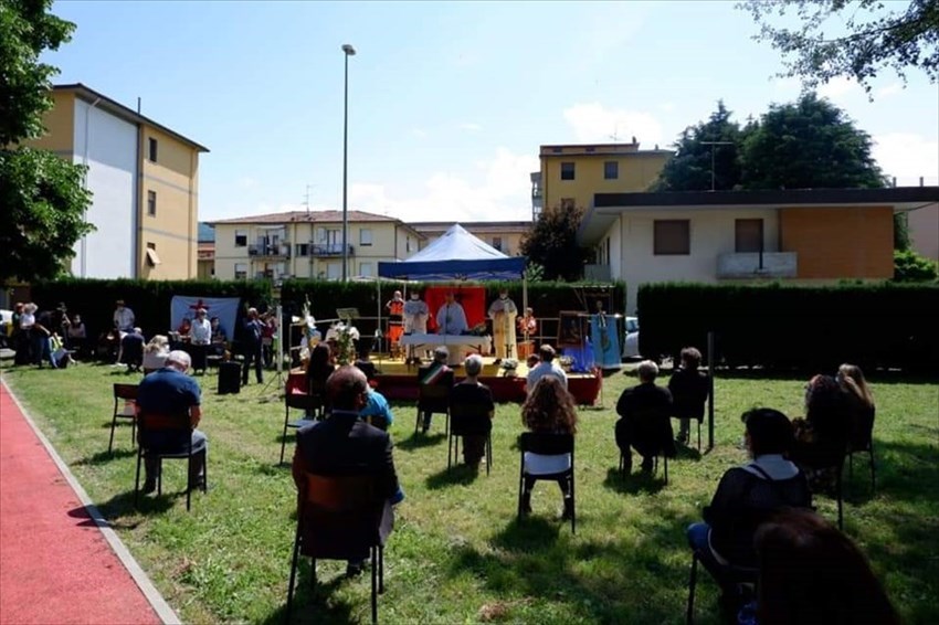Prima messa domenicale post Covid-19 all'aperto a Rufina con vescovo Meini