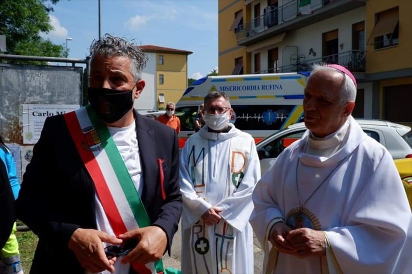 Prima messa domenicale post Covid-19 all'aperto a Rufina con vescovo Meini