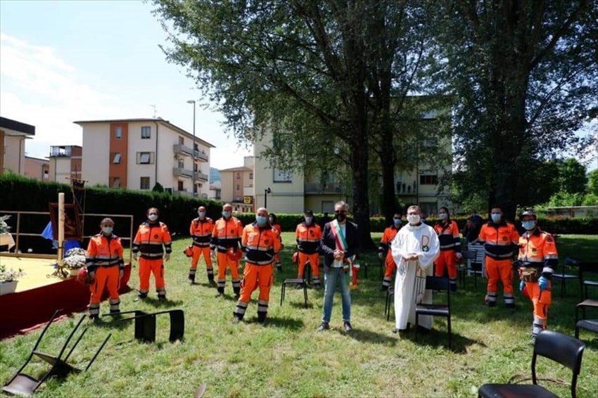 Prima messa domenicale post Covid-19 all'aperto a Rufina con vescovo Meini