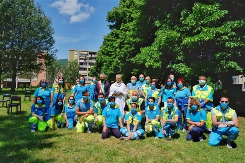 Prima messa domenicale post Covid-19 all'aperto a Rufina con vescovo Meini